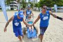 Pessoas com deficiência ou mobilidade reduzida podem usar cadeiras anfíbias no banho de mar - Foto: Aliocha Mauricio/SEDS