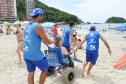 Pessoas com deficiência ou mobilidade reduzida podem usar cadeiras anfíbias no banho de mar - Foto: Aliocha Mauricio/SEDS