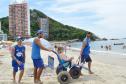 Pessoas com deficiência ou mobilidade reduzida podem usar cadeiras anfíbias no banho de mar - Foto: Aliocha Mauricio/SEDS