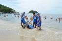 Pessoas com deficiência ou mobilidade reduzida podem usar cadeiras anfíbias no banho de mar - Foto: Aliocha Mauricio/SEDS