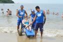 Pessoas com deficiência ou mobilidade reduzida podem usar cadeiras anfíbias no banho de mar - Foto: Aliocha Mauricio/SEDS