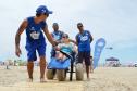 Pessoas com deficiência ou mobilidade reduzida podem usar cadeiras anfíbias no banho de mar - Foto: Aliocha Mauricio/SEDS