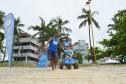 Pessoas com deficiência ou mobilidade reduzida podem usar cadeiras anfíbias no banho de mar - Foto: Aliocha Mauricio/SEDS