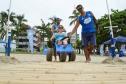 Pessoas com deficiência ou mobilidade reduzida podem usar cadeiras anfíbias no banho de mar - Foto: Aliocha Mauricio/SEDS