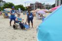 Pessoas com deficiência ou mobilidade reduzida podem usar cadeiras anfíbias no banho de mar - Foto: Aliocha Mauricio/SEDS