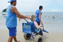 Pessoas com deficiência ou mobilidade reduzida podem usar cadeiras anfíbias no banho de mar - Foto: Aliocha Mauricio/SEDS