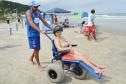 Pessoas com deficiência ou mobilidade reduzida podem usar cadeiras anfíbias no banho de mar - Foto: Aliocha Mauricio/SEDS