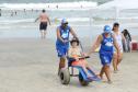 Pessoas com deficiência ou mobilidade reduzida podem usar cadeiras anfíbias no banho de mar - Foto: Aliocha Mauricio/SEDS