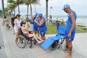 Pessoas com deficiência ou mobilidade reduzida podem usar cadeiras anfíbias no banho de mar - Foto: Aliocha Mauricio/SEDS