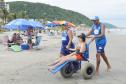 Pessoas com deficiência ou mobilidade reduzida podem usar cadeiras anfíbias no banho de mar - Foto: Aliocha Mauricio/SEDS