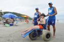 Pessoas com deficiência ou mobilidade reduzida podem usar cadeiras anfíbias no banho de mar - Foto: Aliocha Mauricio/SEDS