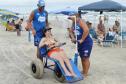 Pessoas com deficiência ou mobilidade reduzida podem usar cadeiras anfíbias no banho de mar - Foto: Aliocha Mauricio/SEDS