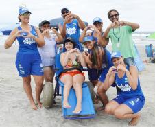 Pessoas com deficiência ou mobilidade reduzida podem usar cadeiras anfíbias no banho de mar - Foto: Aliocha Mauricio/SEDS