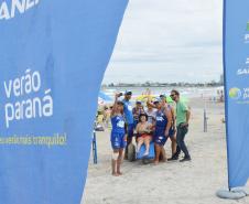 Pessoas com deficiência ou mobilidade reduzida podem usar cadeiras anfíbias no banho de mar - Foto: Aliocha Mauricio/SEDS