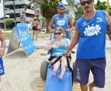 Pessoas com deficiência ou mobilidade reduzida podem usar cadeiras anfíbias no banho de mar - Foto: Aliocha Mauricio/SEDS