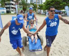 Pessoas com deficiência ou mobilidade reduzida podem usar cadeiras anfíbias no banho de mar - Foto: Aliocha Mauricio/SEDS