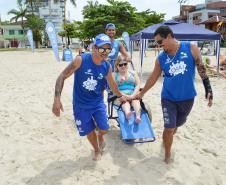 Pessoas com deficiência ou mobilidade reduzida podem usar cadeiras anfíbias no banho de mar - Foto: Aliocha Mauricio/SEDS