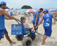 Pessoas com deficiência ou mobilidade reduzida podem usar cadeiras anfíbias no banho de mar - Foto: Aliocha Mauricio/SEDS