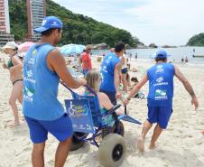 Pessoas com deficiência ou mobilidade reduzida podem usar cadeiras anfíbias no banho de mar - Foto: Aliocha Mauricio/SEDS