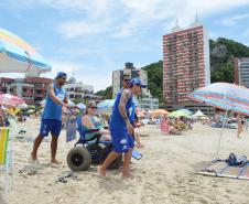 Pessoas com deficiência ou mobilidade reduzida podem usar cadeiras anfíbias no banho de mar - Foto: Aliocha Mauricio/SEDS