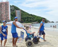 Pessoas com deficiência ou mobilidade reduzida podem usar cadeiras anfíbias no banho de mar - Foto: Aliocha Mauricio/SEDS