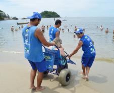 Pessoas com deficiência ou mobilidade reduzida podem usar cadeiras anfíbias no banho de mar - Foto: Aliocha Mauricio/SEDS