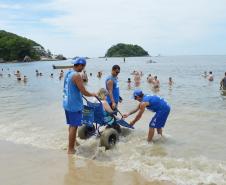 Pessoas com deficiência ou mobilidade reduzida podem usar cadeiras anfíbias no banho de mar - Foto: Aliocha Mauricio/SEDS