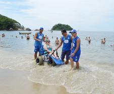 Pessoas com deficiência ou mobilidade reduzida podem usar cadeiras anfíbias no banho de mar - Foto: Aliocha Mauricio/SEDS