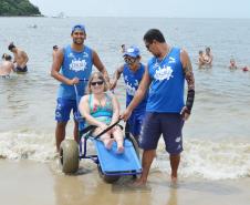 Pessoas com deficiência ou mobilidade reduzida podem usar cadeiras anfíbias no banho de mar - Foto: Aliocha Mauricio/SEDS