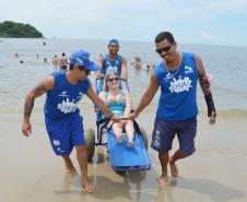 Pessoas com deficiência ou mobilidade reduzida podem usar cadeiras anfíbias no banho de mar - Foto: Aliocha Mauricio/SEDS