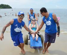 Pessoas com deficiência ou mobilidade reduzida podem usar cadeiras anfíbias no banho de mar - Foto: Aliocha Mauricio/SEDS