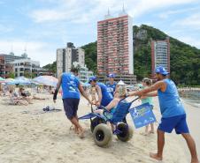 Pessoas com deficiência ou mobilidade reduzida podem usar cadeiras anfíbias no banho de mar - Foto: Aliocha Mauricio/SEDS