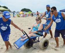 Pessoas com deficiência ou mobilidade reduzida podem usar cadeiras anfíbias no banho de mar - Foto: Aliocha Mauricio/SEDS