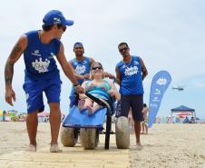 Pessoas com deficiência ou mobilidade reduzida podem usar cadeiras anfíbias no banho de mar - Foto: Aliocha Mauricio/SEDS