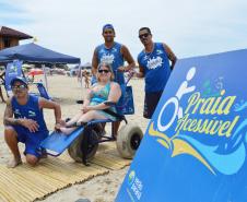 Pessoas com deficiência ou mobilidade reduzida podem usar cadeiras anfíbias no banho de mar - Foto: Aliocha Mauricio/SEDS