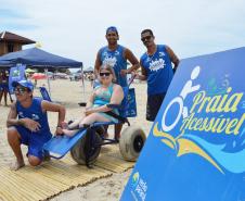 Pessoas com deficiência ou mobilidade reduzida podem usar cadeiras anfíbias no banho de mar - Foto: Aliocha Mauricio/SEDS