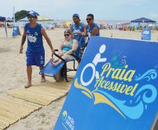 Pessoas com deficiência ou mobilidade reduzida podem usar cadeiras anfíbias no banho de mar - Foto: Aliocha Mauricio/SEDS