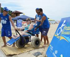 Pessoas com deficiência ou mobilidade reduzida podem usar cadeiras anfíbias no banho de mar - Foto: Aliocha Mauricio/SEDS