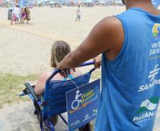 Pessoas com deficiência ou mobilidade reduzida podem usar cadeiras anfíbias no banho de mar - Foto: Aliocha Mauricio/SEDS