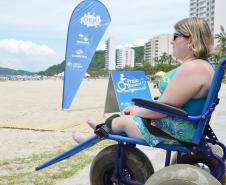 Pessoas com deficiência ou mobilidade reduzida podem usar cadeiras anfíbias no banho de mar - Foto: Aliocha Mauricio/SEDS