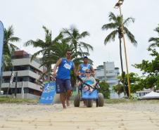 Pessoas com deficiência ou mobilidade reduzida podem usar cadeiras anfíbias no banho de mar - Foto: Aliocha Mauricio/SEDS