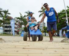 Pessoas com deficiência ou mobilidade reduzida podem usar cadeiras anfíbias no banho de mar - Foto: Aliocha Mauricio/SEDS