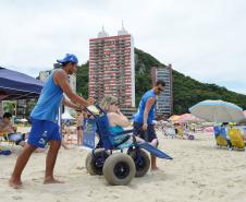 Pessoas com deficiência ou mobilidade reduzida podem usar cadeiras anfíbias no banho de mar - Foto: Aliocha Mauricio/SEDS