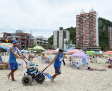 Pessoas com deficiência ou mobilidade reduzida podem usar cadeiras anfíbias no banho de mar - Foto: Aliocha Mauricio/SEDS