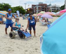 Pessoas com deficiência ou mobilidade reduzida podem usar cadeiras anfíbias no banho de mar - Foto: Aliocha Mauricio/SEDS