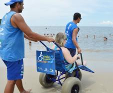 Pessoas com deficiência ou mobilidade reduzida podem usar cadeiras anfíbias no banho de mar - Foto: Aliocha Mauricio/SEDS