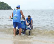 Pessoas com deficiência ou mobilidade reduzida podem usar cadeiras anfíbias no banho de mar - Foto: Aliocha Mauricio/SEDS