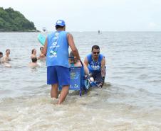 Pessoas com deficiência ou mobilidade reduzida podem usar cadeiras anfíbias no banho de mar - Foto: Aliocha Mauricio/SEDS