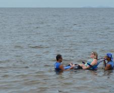 Pessoas com deficiência ou mobilidade reduzida podem usar cadeiras anfíbias no banho de mar - Foto: Aliocha Mauricio/SEDS