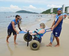 Pessoas com deficiência ou mobilidade reduzida podem usar cadeiras anfíbias no banho de mar - Foto: Aliocha Mauricio/SEDS